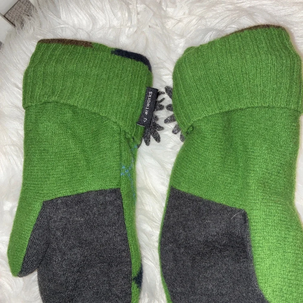 Artwork Mittens/Gloves gently‎ used.
